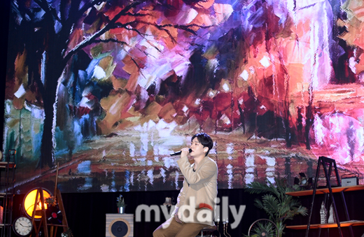 EXO Chen is singing at the EXO Chens new Solo mini album Dear My Dear at the Seoul Gwangjang Dong Yes 24 live hall on the afternoon of the afternoon.The title song What We Do (Shall we?) is a retro pop song by hitmaker Kenzie, which unravels the candid mind of a man who does not want to break up with his opponent late at night with analog sensibility.