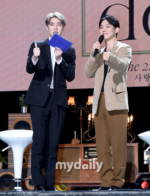EXO Chen and Sehun greet EXO Chens new solo mini album Dear My Dear at the Seoul Gwangjang Dong Yes24 live hall on the afternoon of the afternoon.The title song What We Do (Shall we?) is a retro pop song by hitmaker Kenzie, which unravels the candid mind of a man who does not want to break up with his opponent late at night with analog sensibility.