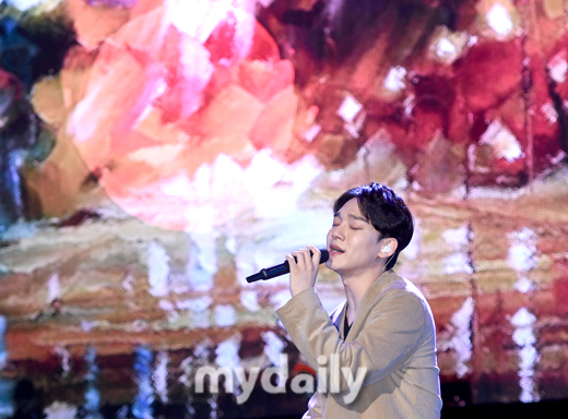 Group EXO Chen is expected to sweetly color the outumn music industry with the new song What to Do.Chen held a concert commemorating the release of his second Solo mini album Dear My Dear at the Yes 24 Love Live! Hall in Gwangjang-dong, Gwangjin-gu, Seoul on the afternoon of the 1st.This is the Solo god in six months since Chens mini-album April, and Flower, which was introduced in April.The title song Beautiful goodbye was released to the top of domestic and overseas music charts and announced the successful Solo debut.This title song, which was newly released with a more mature sensibility, is What We Do (Shall we?) and a retro pop song by hitmaker Kenzie.In the lyrics, the frank mind of a man who does not want to break up with his opponent late at night is released with analog sensibility, and Chens trendy vocals are expected to capture the autumn music industry that will add to the charm of the song.Chen said, I received too much love to think of it as my first album. So I prepared a mini album in six months with gratitude rather than greed. I was soon out to repay the love I received, rather than do what I wanted to do, he added.If the last album contains the season of Spring, this time I gathered it with songs that match the autumn, he said.Chen, who set the concept himself.If the last album was to say what I wanted to say and what I wanted to say for a long time, this album was to return love first, so I naturally got it as a letter format concept.So I also wrote the title To you, I love you. I think it would be nice if you could see this album as a letter I want to convey. Chen also said, It is not my taste, he said, but it is a genre that has attracted a lot of attention these days.When I said I was doing it, I thought I might just follow the trend, but I thought it would be better to open it up and listen to a lot of stories.So last time I said, I want to do this, this time I asked, What would you like when I did it?Then I think theres a much better album out there than I expected - I have no regrets, he said.Chen said, I do not wait for the time to make an intention as an artist. I think it is best to do it now.I do not want to regret it when time passes. I still do not expect to be in the top spot, of course, there was a burden of love I received during my first Solo album, and of course I was worried about what to do if I fell.But as time goes by, it seems to be put down more. This album includes the Brit pop song My Dear in which Chen participated in the songwriting, the ballad song Amaranth which conveys the message of longing and sincere consolation for the lover, the acoustic song Hold you right which sings the warmth that you feel when you embrace your loved one, There are six songs, including the song You Never Know and the warm healing ballad Good Night.Especially on this day, EXO member Sehun appeared as MC and attracted attention.Its the first time Ive ever been in charge of MC, he said. I volunteered to do MC first for Chen.Sehun said, Chen continued to listen to the members of the Solo new song and asked for their opinions and showed a really hard work. I think it will be very good.On the other hand, Chen will be hosting live broadcast Dear FM Love to You, Chen on the EXO channel at 5 pm today (1st).Just before the release of the new album, he will transform into a radio DJ and plan to tell various stories such as new song spoiler and album work behind-the-scenes.On the 2nd day of the 12th, MBC FM4U will appear in Noons Hope Song Kim Shin Young.