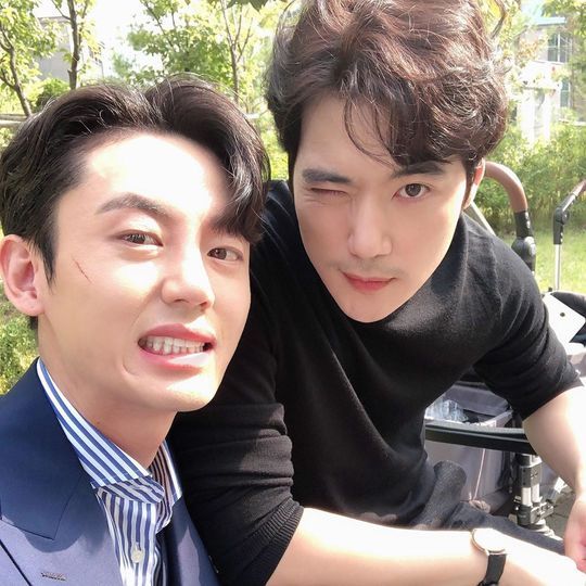 .Actor Lee Ji-hoon will appear on KBS 2TVs new Drama 9.9 billion women.Lee Ji-hoon posted three photos on October 1 with an article entitled Women shooting a very cool rainfall type of 9.9 billion women in his personal instagram.Lee Ji-hoon in the photo is making an open expression, and Actor Kim Kang-woo is winking next to it.Lee Ji-hoons right cheek shows a clear wound, which stimulates curiosity about what scene he would have shot in the Drama with Kim Kang-woo.Lee Ji-hoon shook his girlfriend by playing Min Woo-won in the MBC Drama New Entrepreneur Koo Hae-ryong which recently ended.Lee Ji-hoon immediately chose KBS 2TV Drama 9.9 billion women as his next work.Choi Yu-jin