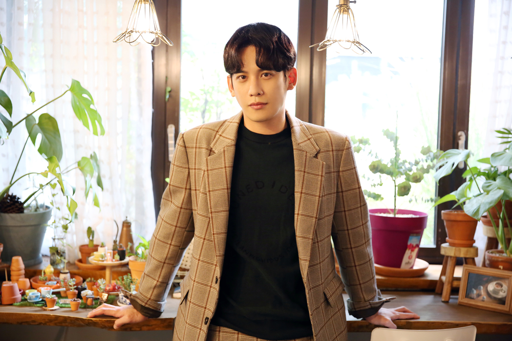 Rookie Historian Goo Hae-ryung Park Ki-woong Savvy Actor Shin Se-kyung, I hope you meet again Actor Park Ki-woong has praised Shin Se-kyung for the title roll, emphasizing his responsibility as a senior actor.MBC Drama New Officer Rookie Historian Goo Hae-ryung is another possibility for Park Ki-woong, who made a strong impression on viewers in many works such as Secretly Great, Cheese in the Trap, Drama KBS 2TV Gangsetal, MBC Monster and SBS Return.In an interview commemorating the end of the new officer Rookie Historian Goo Hae-ryung held at a cafe in Gangnam-gu, Seoul on October 1, Park Ki-woong said, In fact, more villains come in.I do not mean to hate the villain, but when the role came in, I was so grateful.It was touching that there were a lot more actors who could not play kings or princes, but those who made them gave faith. It seemed to have played a big role in choosing. In particular, New cadet Rookie Historian Goo Hae-ryung has a meaning in that it deals with heavy topics such as women and justice who live a subjective life in addition to the romance on the surface.Park Ki-woong said, I have to create an environment where women can make sounds in the play, but if it goes radically, viewers can not understand it. It seemed that I was a more powerful role in it.I felt responsible in the scene, because the lines I play should be justified. Especially about Shin Se-kyung, who was a title roll, It was a very good actor, a seasoned actor, and an actor I want to try again.I was sorry that there were few gods who exchanged ambassadors, he said. Even after the actual work, I am sorry that there are not many gods together.Ill be a better actor then. I want to try it again.Park Ki-woong said, Sekyung started out when he was younger than me and felt a lot of responsibility. Maybe he was a title roll, so it would have been harder.I used to be the youngest child in the past, but from a certain point on, I called him my brother and sister backwards, and now most of the field staff are younger than me.Its too awkward for Actor or staff to say you, and I dont think Im ready for it yet, he said.Park Ki-woong added, I am grateful for your treatment as an senior actor, but I have to take responsibility for acting and the field.Lee Ha-na