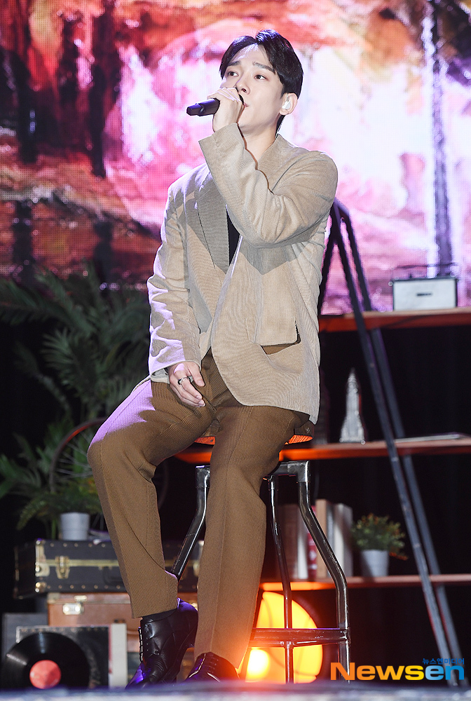 Singer EXO Chen has a stage at the second mini-album To Love You sound concert held at the Seoul Gwangjin District Yes 24 Live Hall on October 1st.useful stock