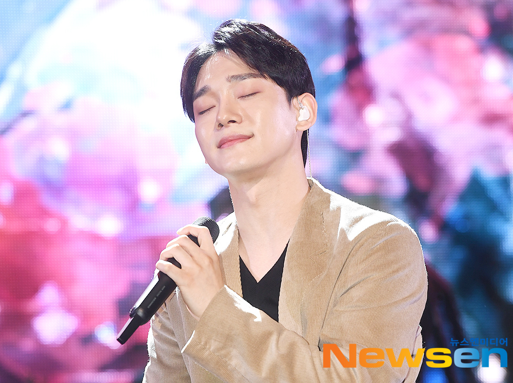 Singer EXO Chen has a stage at the second mini-album To Love You sound concert held at the Seoul Gwangjin District Yes 24 Live Hall on October 1st.The title song What We Should Do (Shall we?) is a retro pop song with sophisticated mood and romantic melody created by standard classical pop arrangements.The lyrics that are released with analog sensibility about love are attracting attention by doubling the charm of the song with Chens trendy vocals.useful stock