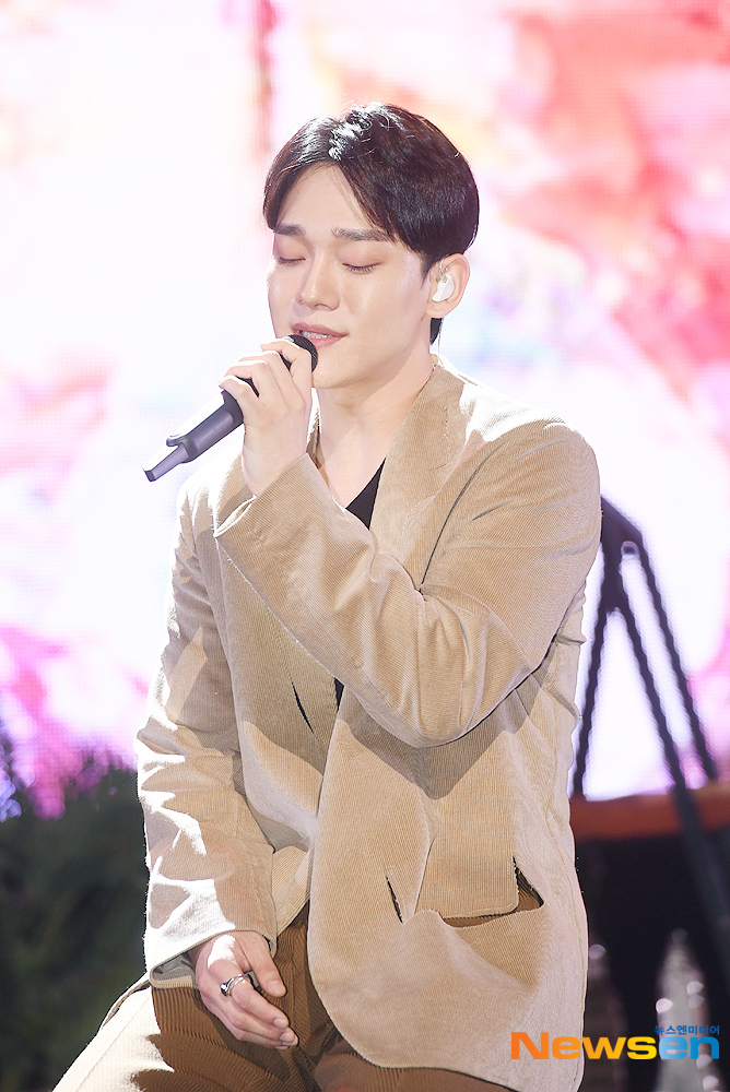 Singer EXO Chen has a stage at the second mini-album To Love You sound concert held at the Seoul Gwangjin District Yes 24 Live Hall on October 1st.The title song What We Should Do (Shall we?) is a retro pop song featuring sophisticated mood and romantic melody created by standard classical pop arrangements.The lyrics that are released with analog sensibility about love are attracting attention by doubling the charm of the song with Chens trendy vocals.useful stock
