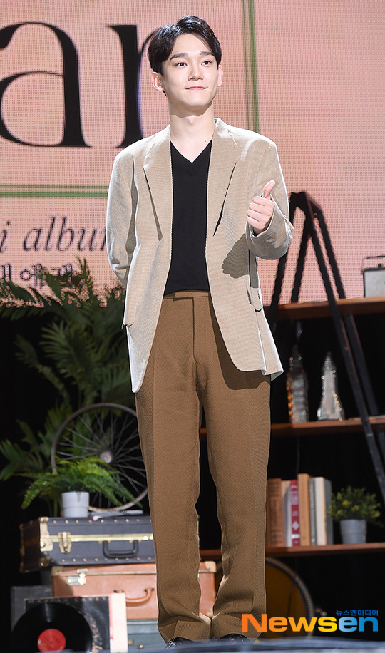 Group EXO member Chen returned to the album with love.On October 1, at 3 pm, Chens second mini album Dear My Dear was released at Yes24 Live Hall in Gwangjin-gu, Seoul.Chen met with reporters three hours before the soundtrack release and released a new song work.This album is Solos record, released by Chen in exactly six months; Chen said, Ive been given an unthinkable love since my first album.In a way, I was ready for a mini album in a short time, six months.I prepared with gratitude.  I was prepared in six months with the desire to repay the love I received rather than the desire to do what I want to do. The new album title song What We Should (Shall we?) is a retro pop song by hitmaker Kenzie.The lyrics of the analogue sensibility were used to express the frankness of a man who did not want to break up with his opponent late at night.Chen said of the retro pop genre as a title song, In fact, I have never thought about Retro pop.I have a lot of good songs coming in preparing this album, and I am one of the people who loves and respects Kenji composer.I did not know how to write this song, so I came to me again. In fact, my taste is not Retro taste at all.Retro is a trend these days and it is a genre that people are interested in. When I said this, I thought that I could digest well, I just followed the trend.I prepared this album and talked a lot. When I had a meeting with the company, I asked, How do you want to do this time?When this album came out, I think I have a much better album than I expected, so I do not feel regretful. I want to say that I did not stick. Chen also said, When I encountered the Retro pop genre, one of my troubles was that I had to change my sensitivity and emotion that I had not experienced, but I had to go back to my feelings at the time.I do not think I gave up on myself, he said. I saw that this song was pure. I felt a lot of honesty and innocence that was not overly decorated.I chose to sing this song as if I were talking about it without overdecorating or skilling it. The quality of the songs is as good as the title song.This album includes six new songs, including You Never Know, Amaranth, Hold You Tight, My Dear and Good Night, starting with What We Do, You Never Know, The Fine You Do Not Wither and so on.In particular, Chen participated in the song To You with Kim Jae-hui composer and revealed his own musical sensibility.Chen said, It is a song by Kim Jae-hui composer who participated in the first album song Correction. It is the lyrics that my thoughts about beautiful farewell are included.I thought, I thought, this is what a beautiful farewell is like, not all of my lyrics, but with the composer Kim Je-hwi, and I thought about what I felt while listening to the title song of my first album.The lyrics are about separation, but I tried a lot to decorate it more beautifully. Chen released his first mini album, April, and a Flower, on April 1, debuting as a solo singer after seven years of EXO debut.At that time, Chen was well received as a well-made album filled with ballads and got the title of Chen to believe and listen.Thanks to such good reaction, the title song Beautiful goodbye swept the top of the domestic soundtrack chart as well as the 33 countries and regional iTunes charts, China QQ music and cougu music.Asked whether he was burdened with the new album charts and whether he expects to be number one again, Chen said, I still do not expect number one.The previous album did not expect much of the first place, and it was natural that there was no burden on the love I received last time, and there was no burden to do what I would do if I fell again. I was worried about how to drag this thing even when I selected the title song.Rather, I think these things have made me put down more as time goes by.  I thought that if I put my words and gratitude honestly rather than the burden coming up, I would not regret it. Chen said of the support of EXO members, There was a great difficulty when I decided on this album title song.I had a ballad genre during my first album, and I had a lot of unexpected reactions and love, so I was worried about preparing this album and having to play ballads.The members reactions were divided, but when they did this song, the members reaction and support helped. Chen also commented on the difference between EXO Chen and Solo singer Chen, and Chens strengths, saying, My appearance in EXO seems to be gorgeous. I want to approach honesty rather than brilliant.I think that my thoughts should be revealed in the album production process so that I can feel the authenticity of those who listen.Finally, Chen said of the message he wanted to convey to this album, In a word, it was love. I decided that I was comforting before.I thought that the longing that we separated and felt, and the comfort that someone conveyed was love in one word. So I decided to love this album itself.The message I want to convey is that I want to be loved and loved. Chen said, I was preparing this album and I thought that love was really difficult. I hope that many people are happy.I still wish I could have a day full of love, though it is hard for love to answer.I want to look at it pretty and listen to one song of the album and feel comfort and love. Hwang Hye-jin / Yoo Yong-ju