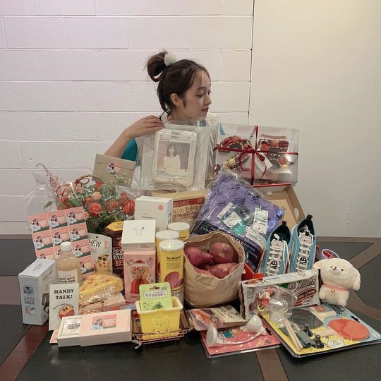 Kim Bo-ra thrilled with fans GiftActor Kim Bo-ra said on his instagram on October 1, Thank you very much for your precious Gift and heartfelt letter.Thanks to those who always support and love me, I was able to spend my twenty-fiveth birthday happy. Thank you again. Kim Bo-ra in the open photo is smiling happyly with the gift and letter sent by the fans, and the various gift of the mountain-like fans is admiring.Kim Bo-ra also leaves a birthday celebration ad certification shot prepared by fans.Kim Bo-ra responded to the fans Gift with a certified shot and revealed a unique fan love.bak-beauty
