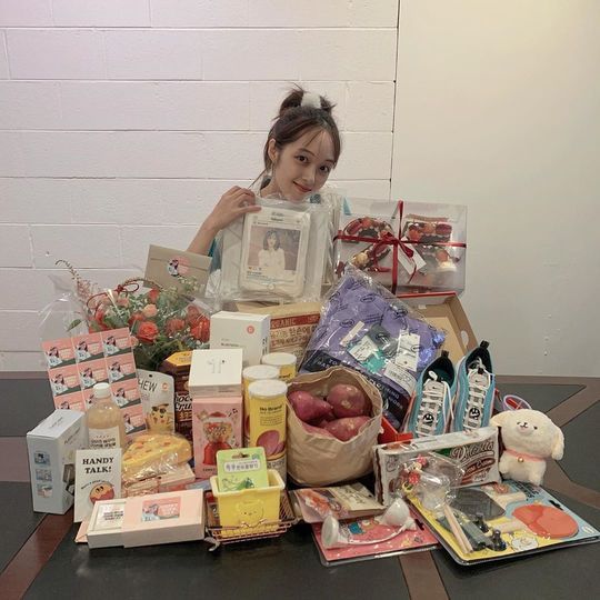 Kim Bo-ra thrilled with fans GiftActor Kim Bo-ra said on his instagram on October 1, Thank you very much for your precious Gift and heartfelt letter.Thanks to those who always support and love me, I was able to spend my twenty-fiveth birthday happy. Thank you again. Kim Bo-ra in the open photo is smiling happyly with the gift and letter sent by the fans, and the various gift of the mountain-like fans is admiring.Kim Bo-ra also leaves a birthday celebration ad certification shot prepared by fans.Kim Bo-ra responded to the fans Gift with a certified shot and revealed a unique fan love.bak-beauty