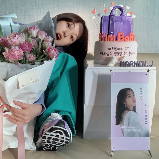 Kim Bo-ra thrilled with fans GiftActor Kim Bo-ra said on his instagram on October 1, Thank you very much for your precious Gift and heartfelt letter.Thanks to those who always support and love me, I was able to spend my twenty-fiveth birthday happy. Thank you again. Kim Bo-ra in the open photo is smiling happyly with the gift and letter sent by the fans, and the various gift of the mountain-like fans is admiring.Kim Bo-ra also leaves a birthday celebration ad certification shot prepared by fans.Kim Bo-ra responded to the fans Gift with a certified shot and revealed a unique fan love.bak-beauty