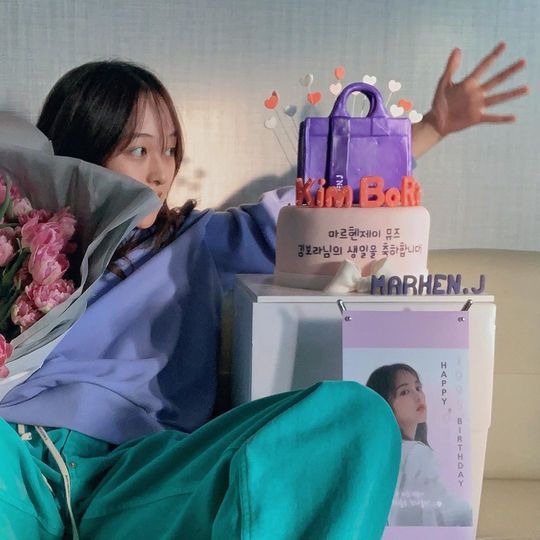 Kim Bo-ra thrilled with fans GiftActor Kim Bo-ra said on his instagram on October 1, Thank you very much for your precious Gift and heartfelt letter.Thanks to those who always support and love me, I was able to spend my twenty-fiveth birthday happy. Thank you again. Kim Bo-ra in the open photo is smiling happyly with the gift and letter sent by the fans, and the various gift of the mountain-like fans is admiring.Kim Bo-ra also leaves a birthday celebration ad certification shot prepared by fans.Kim Bo-ra responded to the fans Gift with a certified shot and revealed a unique fan love.bak-beauty