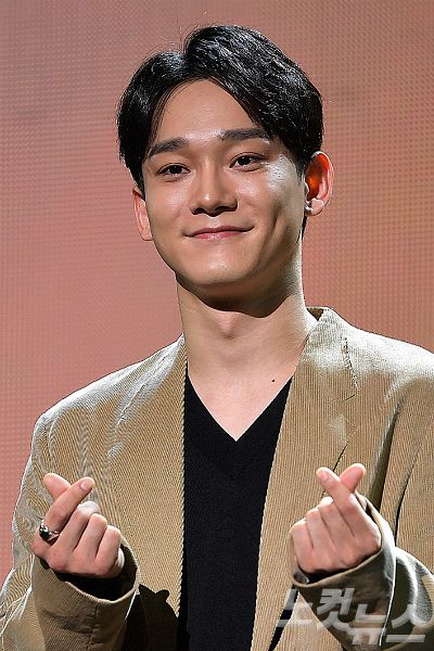 Chen met with reporters at the Yes24 Live Hall in Gwangjang-dong, Seoul, at 3 pm on the 1st, holding a press sound concert commemorating the release of the second Mini album Dear My Dear.The proceedings were conducted by EXO colleague Se-hoon.I prepared the album while worrying about what I want to say and what I want to say during the blank period.I was able to finish the work well, although there was a tight side to show a new album in six months. I got a big love I never thought about after the release of my first album, so I prepared it with gratitude.I prepared it with the mind that I should give back the love I received, not I should do what I wanted to do. When I released my last album, it was spring season, and this time I prepared a song that fits the season of autumn, and I took the concept in letter form.I want you to see it as a letter to your beloved.If I think a little more in the process of producing the album, I thought that if you would like to see my heart, I made a lot of ideas in the process of working. Its a song that combines romantic melodies and emotional lyrics, and I was thrilled and happy when I first met this song, and Im still young, but I feel memories and nostalgia I felt.I wanted to convey the same feelings to many people, so I chose this song as the title song without hesitation.I tried to call it frankly, as I did not put too much technique in the ball so I did a lot of correction recordings several times. I was loved by the ballad genre at the first mini album, so I was worried that it would be okay to play ballad again.Then I happened to meet the genre of retro pop, and it was nice to feel that it was new. It reflected the opinions of the company officials and members. I was with Kim Jae-hwi, the composer of Flower, my first mini album, and I wrote my answer to the question, What is a beautiful farewell?The lyrics are about separation, but I tried to make it more beautiful. In addition, the album includes a ballad song Amaranth that melts the longing and comfort message for a loved one, a medium tempo acoustic song I Shouldnt Can Not Hold You (Hold You Tight), a ballad song that contains a confession to someone I love (You Never K). Know), a ballad song that conveys a warm healing message, Good Night was featured together.Ive shown a lot of colorful looks during EXO activities, but I want to approach it with honesty rather than splendor as a solo Chen, and in that sense, the keyword of this album seems to be honest.As in the last album, expectations for the top spot are not as big.Of course, there was a burden of the love I received last time, of course, the burden of what to do if my grades fall (sexual) compared to that time, but over time I put it down.I have prepared the album honestly and thankfully, so I have no regrets (even if my grades are not good).Chen releases the entire song of the album at 6 pm on the day and starts his second solo activity.