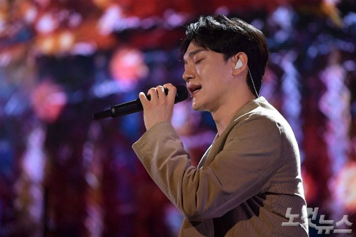 Chen met with reporters at the Yes24 Live Hall in Gwangjang-dong, Seoul, at 3 pm on the 1st, holding a press sound concert commemorating the release of the second Mini album Dear My Dear.The proceedings were conducted by EXO colleague Se-hoon.I prepared the album while worrying about what I want to say and what I want to say during the blank period.I was able to finish the work well, although there was a tight side to show a new album in six months. I got a big love I never thought about after the release of my first album, so I prepared it with gratitude.I prepared it with the mind that I should give back the love I received, not I should do what I wanted to do. When I released my last album, it was spring season, and this time I prepared a song that fits the season of autumn, and I took the concept in letter form.I want you to see it as a letter to your beloved.If I think a little more in the process of producing the album, I thought that if you would like to see my heart, I made a lot of ideas in the process of working. Its a song that combines romantic melodies and emotional lyrics, and I was thrilled and happy when I first met this song, and Im still young, but I feel memories and nostalgia I felt.I wanted to convey the same feelings to many people, so I chose this song as the title song without hesitation.I tried to call it frankly, as I did not put too much technique in the ball so I did a lot of correction recordings several times. I was loved by the ballad genre at the first mini album, so I was worried that it would be okay to play ballad again.Then I happened to meet the genre of retro pop, and it was nice to feel that it was new. It reflected the opinions of the company officials and members. I was with Kim Jae-hwi, the composer of Flower, my first mini album, and I wrote my answer to the question, What is a beautiful farewell?The lyrics are about separation, but I tried to make it more beautiful. In addition, the album includes a ballad song Amaranth that melts the longing and comfort message for a loved one, a medium tempo acoustic song I Shouldnt Can Not Hold You (Hold You Tight), a ballad song that contains a confession to someone I love (You Never K). Know), a ballad song that conveys a warm healing message, Good Night was featured together.Ive shown a lot of colorful looks during EXO activities, but I want to approach it with honesty rather than splendor as a solo Chen, and in that sense, the keyword of this album seems to be honest.As in the last album, expectations for the top spot are not as big.Of course, there was a burden of the love I received last time, of course, the burden of what to do if my grades fall (sexual) compared to that time, but over time I put it down.I have prepared the album honestly and thankfully, so I have no regrets (even if my grades are not good).Chen releases the entire song of the album at 6 pm on the day and starts his second solo activity.