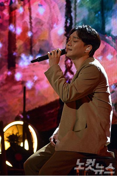 Chen met with reporters at the Yes24 Live Hall in Gwangjang-dong, Seoul, at 3 pm on the 1st, holding a press sound concert commemorating the release of the second Mini album Dear My Dear.The proceedings were conducted by EXO colleague Se-hoon.I prepared the album while worrying about what I want to say and what I want to say during the blank period.I was able to finish the work well, although there was a tight side to show a new album in six months. I got a big love I never thought about after the release of my first album, so I prepared it with gratitude.I prepared it with the mind that I should give back the love I received, not I should do what I wanted to do. When I released my last album, it was spring season, and this time I prepared a song that fits the season of autumn, and I took the concept in letter form.I want you to see it as a letter to your beloved.If I think a little more in the process of producing the album, I thought that if you would like to see my heart, I made a lot of ideas in the process of working. Its a song that combines romantic melodies and emotional lyrics, and I was thrilled and happy when I first met this song, and Im still young, but I feel memories and nostalgia I felt.I wanted to convey the same feelings to many people, so I chose this song as the title song without hesitation.I tried to call it frankly, as I did not put too much technique in the ball so I did a lot of correction recordings several times. I was loved by the ballad genre at the first mini album, so I was worried that it would be okay to play ballad again.Then I happened to meet the genre of retro pop, and it was nice to feel that it was new. It reflected the opinions of the company officials and members. I was with Kim Jae-hwi, the composer of Flower, my first mini album, and I wrote my answer to the question, What is a beautiful farewell?The lyrics are about separation, but I tried to make it more beautiful. In addition, the album includes a ballad song Amaranth that melts the longing and comfort message for a loved one, a medium tempo acoustic song I Shouldnt Can Not Hold You (Hold You Tight), a ballad song that contains a confession to someone I love (You Never K). Know), a ballad song that conveys a warm healing message, Good Night was featured together.Ive shown a lot of colorful looks during EXO activities, but I want to approach it with honesty rather than splendor as a solo Chen, and in that sense, the keyword of this album seems to be honest.As in the last album, expectations for the top spot are not as big.Of course, there was a burden of the love I received last time, of course, the burden of what to do if my grades fall (sexual) compared to that time, but over time I put it down.I have prepared the album honestly and thankfully, so I have no regrets (even if my grades are not good).Chen releases the entire song of the album at 6 pm on the day and starts his second solo activity.