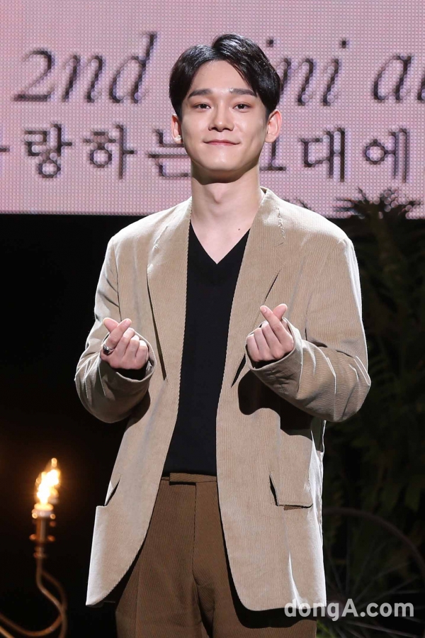 Group EXO Chen gave the idea of ​​the top spot on the chart.On the 1st, a showcase was held at Yes24 Live Hall in Seoul Gwangjin District to commemorate the release of Chens mini-title Dear My Dear.Chen topped the charts with her first Solo album.Chen said, I still dont expect to be number one this time, and I was afraid Id be less loved than I was last time, but I was putting it down over time.I will not regret the result because I have honestly expressed my desire to convey it. The title song What should we do? (Shall we?) is a retro pop song by hitmaker Kenzie, who released the candid mind of a man who did not want to break up with his opponent late at night with analog sensibility.Chens new album, which features a total of six songs, will be released today (1st) at 6pm.