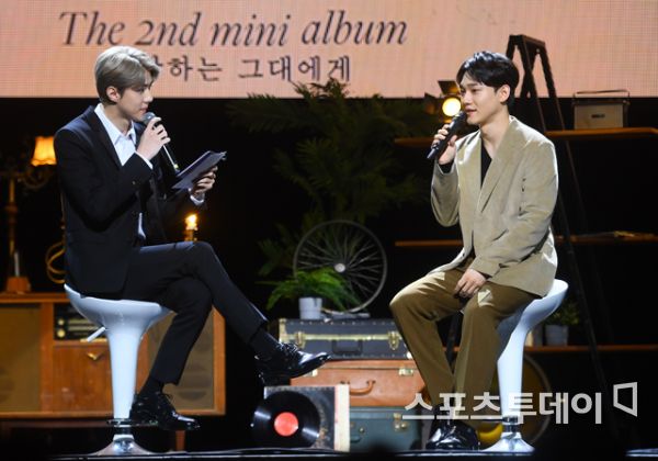 EXO Chens second Mini album To You Love Concert was held at Yes24 Live Hall in Gwangjang-dong, Seoul on the afternoon of the 1st.EXO Sehun and Chen attending Concert on the day are continuing their conversation. 2019.10.01