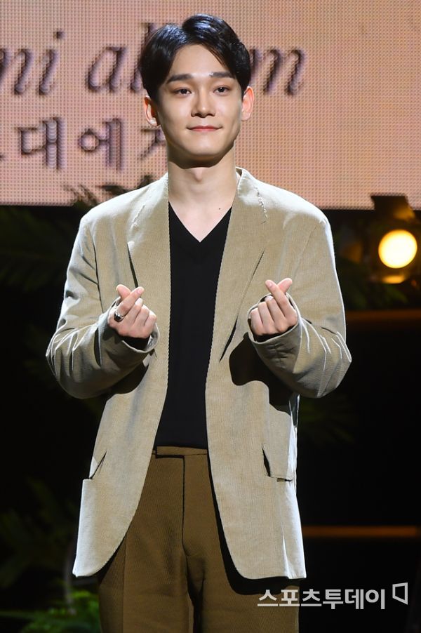EXO Chen cited the difference between group activities and Solo activities.Chens second mini album To You Love was held at Yes 24 Live Hall in Gwangjang-dong, Gwangjin-gu, Seoul on the 1st.On this day, Chen mentioned the difference between Chen as an EXO member and Chen as Solo.Chen said, The appearance of EXO seems to be brilliant, he said. On the other hand, as a solo, I want to approach honesty rather than splendor.I wanted to include my thoughts in the album production process, so I could accept my sincerity from the listeners.This album, To You, Love, which contains Chens excellent singing ability and matured music sensibility, contains six songs including the title song What to Do with Us.It will be released at 6 pm on various soundtrack sites.