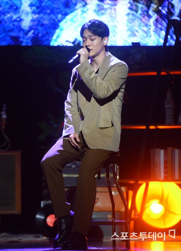 EXO Chens second Mini album To You Love Concert was held at Yes24 Live Hall in Seoul Square on the afternoon of the 1st.EXO Chen, who attended the Concert on the day, is enthusiastic. 2019.10.01