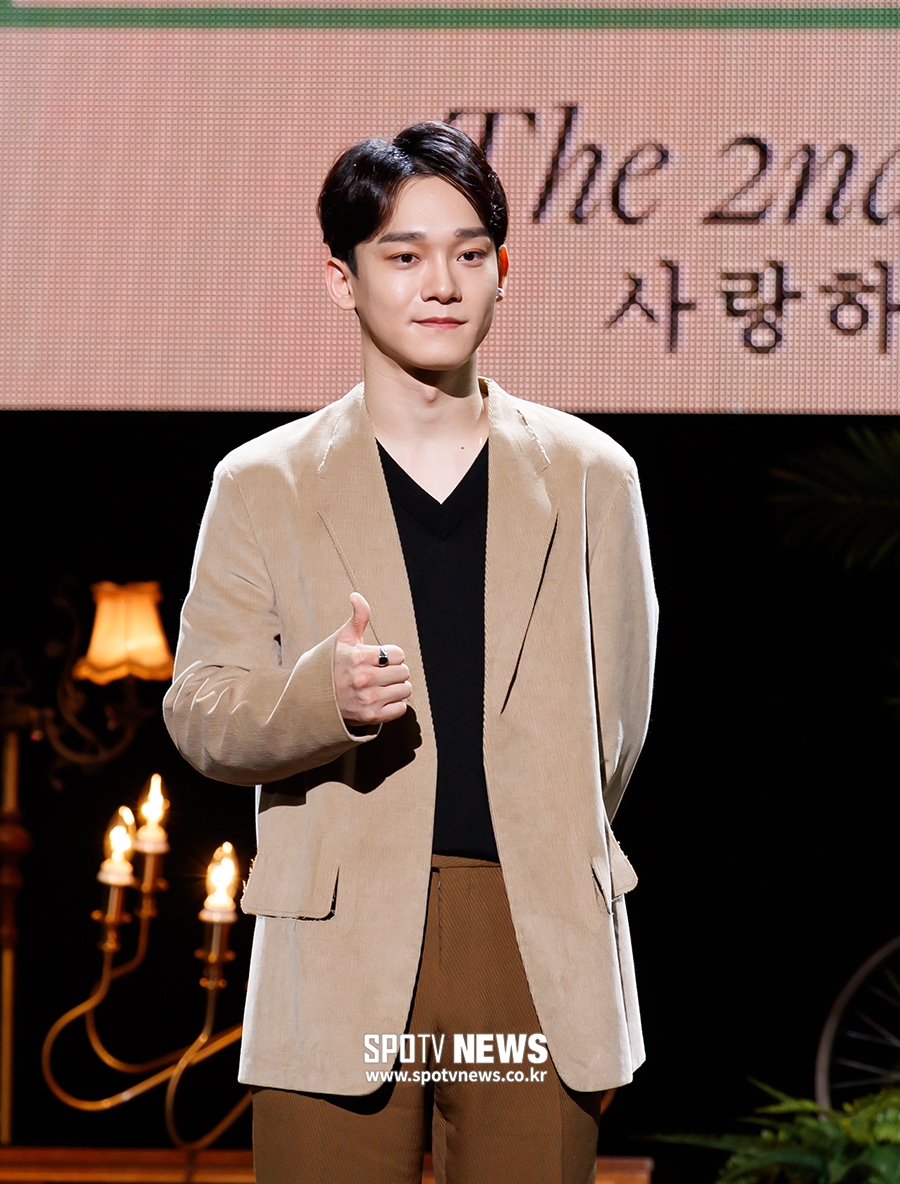 EXO Chens second mini-album showcase was held at Yes24 Live Hall in Gwangjang-dong, Seoul Gwangjin District on the afternoon of the afternoon.Chen poses for a photo shoot.