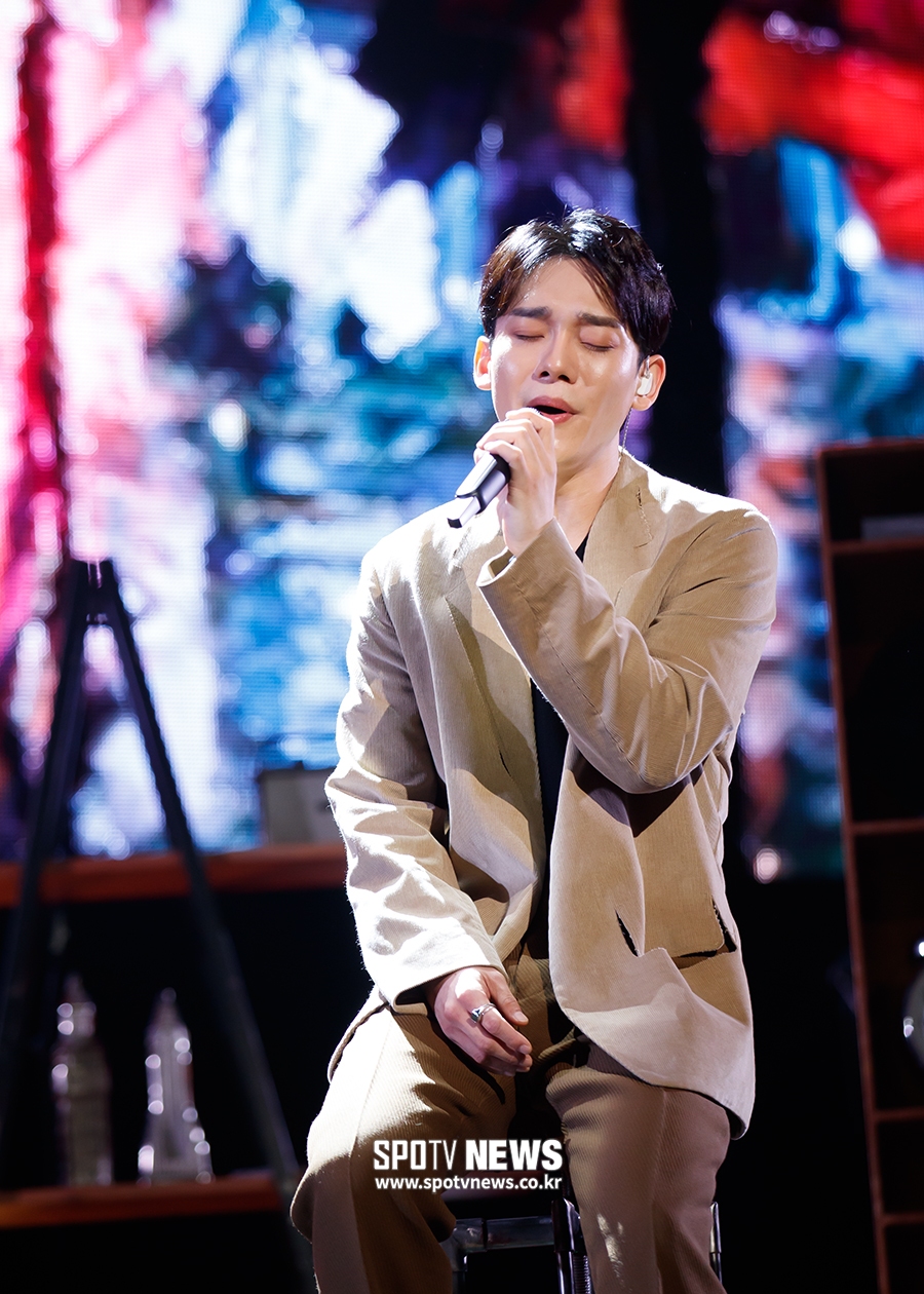 EXO Chens second mini-album showcase was held at Yes24 Live Hall in Gwangjang-dong, Seoul, on the afternoon of the 1st. Chen is on stage.