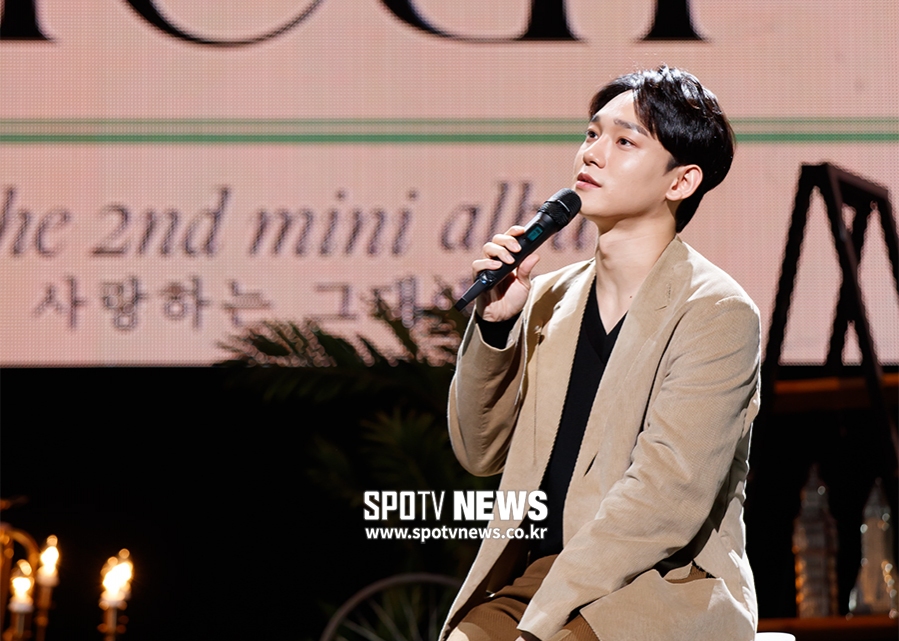 EXO Chens second mini-album showcase was held at Yes24 Live Hall in Gwangjang-dong, Seoul Gwangjin District, on the afternoon of the 1st; Chen is interviewing.