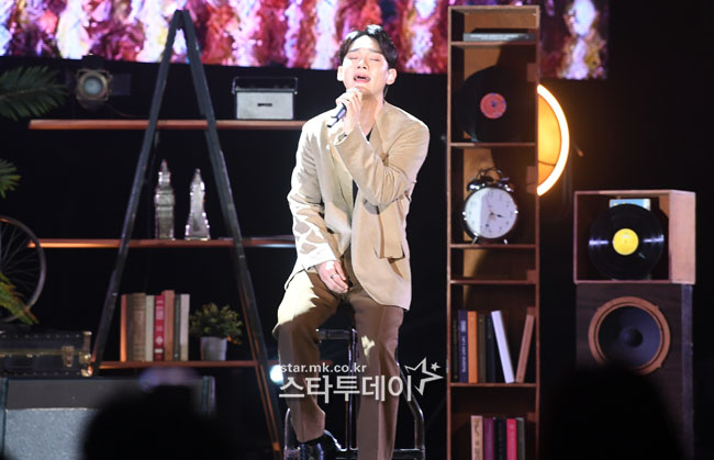 EXO Chen is releasing a new song at the second mini album Love You showcase held at Seoul Gwangjang Dong Yes 24 live hall on the afternoon of the afternoon.