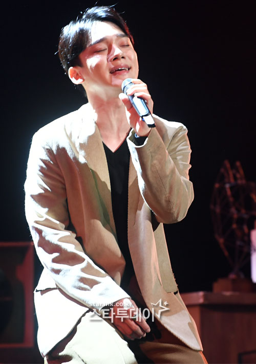 EXO Chen is releasing a new song at the second mini album Love You showcase held at Seoul Gwangjang Dong Yes 24 live hall on the afternoon of the afternoon.