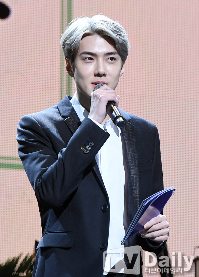 EXO Chens new Mini album Dear my death Showcase was held at Yes24 Live Hall in Gwangjin-gu, Seoul on the afternoon of the 1st.EXO Sehun is giving a greeting to Showcase on the day.The title song What We Do (Shall we?) is a retro pop song by hitmaker Kenzie, which released the candid mind of a man who did not want to break up with his opponent late at night with analog sensibility, and Chens trendy vocals will attract the music industry this fall by adding the charm of the song.EXO Chens new Mini album Dear my death to you Showcase
