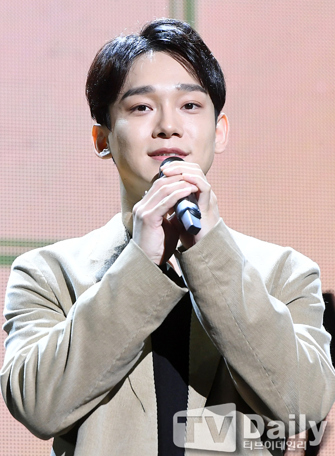 EXO Chens new Mini album Dear My Dear Showcase was held at Yes24 Live Hall in Seoul Gwangjin District on the afternoon of the 1st.EXO Chen is giving a greeting to Showcase on the day.The title song What We Do (Shall we?) is a retro pop song by hitmaker Kenzie, which released the candid mind of a man who did not want to break up with his opponent late at night with analog sensibility, and Chens trendy vocals will attract the music industry this fall by adding the charm of the song.EXO Chens new Mini album Dear my death to you Showcase