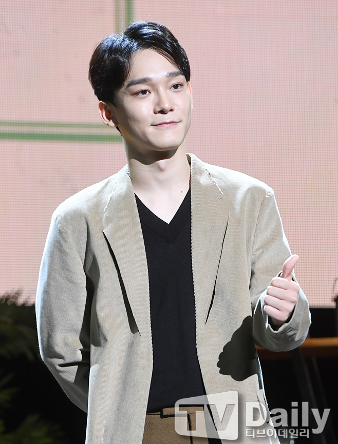 EXO Chens new Mini album Dear My Dear Showcase was held at Yes24 Live Hall in Seoul Gwangjin District on the afternoon of the 1st.EXO Chen poses on the showcase on the day.The title song What We Do (Shall we?) is a retro pop song by hitmaker Kenzie, which released the candid mind of a man who did not want to break up with his opponent late at night with analog sensibility, and Chens trendy vocals will attract the music industry this fall by adding the charm of the song.EXO Chens new Mini album Dear my death to you Showcase