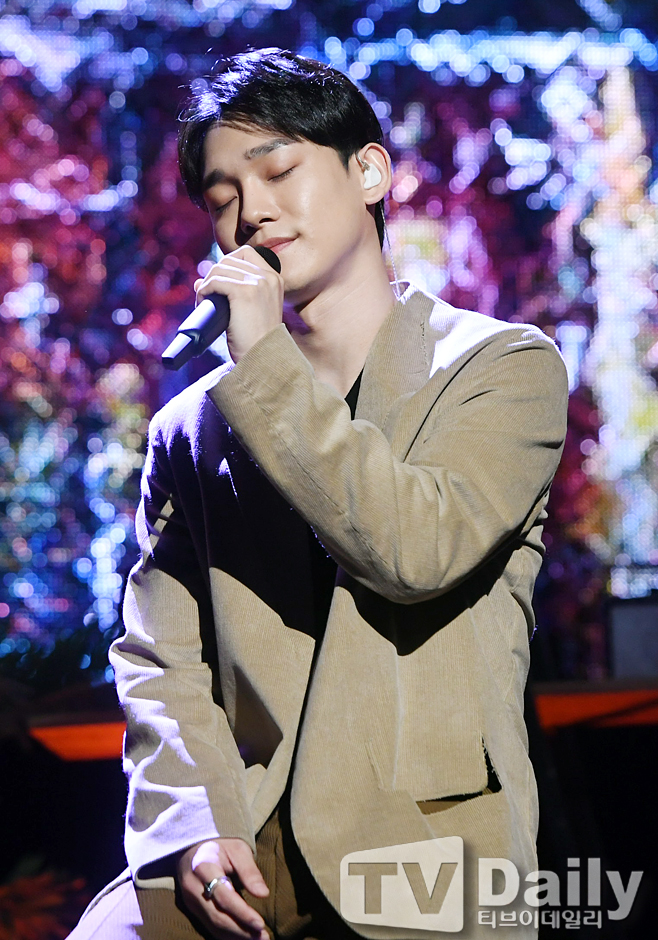 EXO Chens new Mini album Dear My Dear Showcase was held at Yes24 Live Hall in Seoul Gwangjin District on the afternoon of the 1st.EXO Chen is performing a wonderful performance on the showcase.The title song What We Do (Shall we?) is a retro pop song by hitmaker Kenzie, which released the candid mind of a man who did not want to break up with his opponent late at night with analog sensibility, and Chens trendy vocals will attract the music industry this fall by adding the charm of the song.EXO Chens new Mini album Dear my death to you Showcase