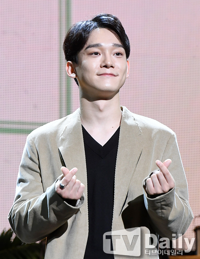 Group EXO Chen wants to give love and happiness to listers.EXO Chens new mini album Dear My Dear was released at 3 pm on the 1st at Yes24 Live Hall in Gwangjang-dong, Gwangjin-gu, Seoul.Chen said, Since the first album, I have received a lot of love that I did not think about. I was grateful for the second album in six months, which is a short time.I was prepared to repay the love I received rather than the desire to do, and I came out soon. The title song What We Should Do (Shall we?) is a retro pop song by hitmaker Kenzie, who released the candid mind of a man who did not want to break up with his opponent late at night with an analogue sensibility in the lyrics.Chens trendy vocals are expected to attract the music industry this fall by adding to the charm of the song.Chen said, It is a retro pop song that combines romantic melody and emotional lyrics.I hope you feel the selem when you see the lyrics, and I am a young man who is not old, and I feel the memories of perfume.I decided to give this Feeling to many people without hesitation because I want to give it to them. MC Sehun said, I thought it was too good, especially Kai said that he heard 20 or 30 times.You will also feel the same feeling as us. On the top model in a new genre called Retro Pop, Chen said, I never thought about Retro Pop.I have a lot of good songs, and I happened to meet the genre.I have to sing Feeling, which I have not experienced since it was a genre that was popular in the past, so I had to change it to the way I was at the time.But I didnt give up on myself. I saw it as pure. I saw more natural, honesty, without overdecorating.I chose to be honest as I say, without overdecorating or skilling when recording on stage. In addition, this album includes the Brit pop song My Dear, which depicts a beautiful love story even by participating in the songwriting, Amaranth, a ballad song that conveys the message of longing and sincere comfort to the lover, Amaranth, and an acoustic song Hold you right In addition, a total of six songs, including a ballad song You Never Know with a heartfelt confession and a warm healing ballad song Good Night, can be felt with a deeper musical sensibility.Chen will continue to expand his capabilities as a top model and solo singer in a new genre.As an artist, its a good time to do what you can, rather than a time to have Top Model.And I do not want to regret it when I miss it without doing it. Chen has been able to achieve the top spot on the music charts with We break up after April. So the burden of this activity will also follow.The same was true for the last album, but I still dont expect to be number one, of course, theres a burden on the love I received last time.I was worried about what to do if the last love I received was far away. I was worried about how to draw it to the title song selection. But as time went by, these things were put down more.Yes, lets say what I want to say, and thank you, I thought I would not regret any consequences if I was honest. Chen said, If EXOs Chen is gorgeous, I want to approach it with honesty in solo.So, when I think about my idea in the process of making the album, I will feel authenticity when the public sees it. Also, Chen said, Im interested in a lot of people, I have a job on stage, and Im with my fans as an idol.I want to be a person who has a good influence on me rather than my negative one. Finally, Chen said, I was thinking again when I prepared this album. It is difficult to love. It is difficult for me to answer something, but I want love to overflow.I hope I am loved and loved, so I hope everyone will be happy. 