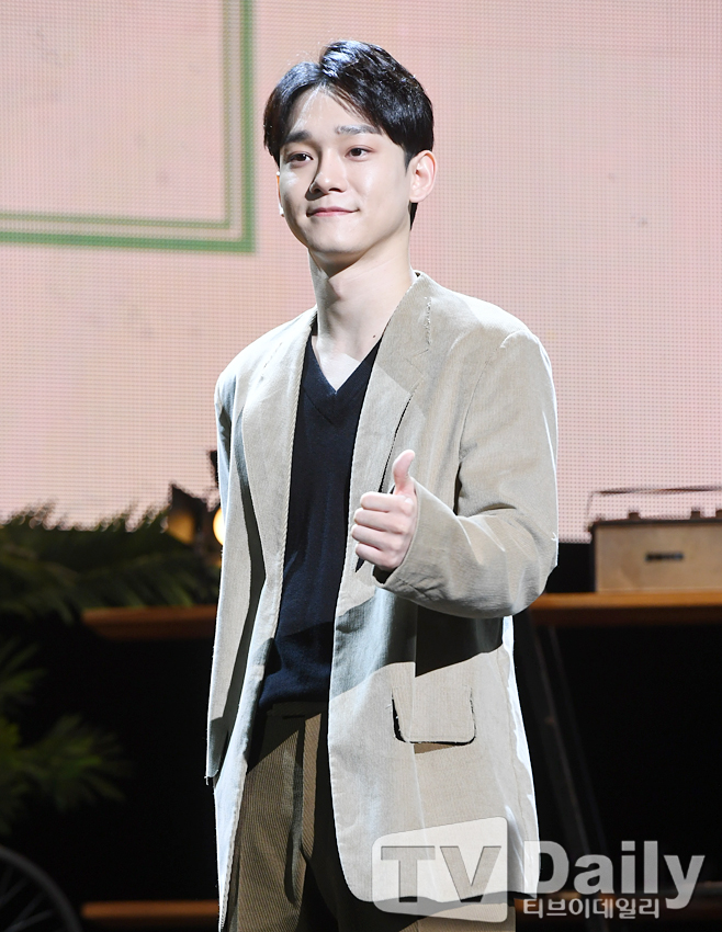 Group EXO Chen wants to give love and happiness to listers.EXO Chens new mini album Dear My Dear was released at 3 pm on the 1st at Yes24 Live Hall in Gwangjang-dong, Gwangjin-gu, Seoul.Chen said, Since the first album, I have received a lot of love that I did not think about. I was grateful for the second album in six months, which is a short time.I was prepared to repay the love I received rather than the desire to do, and I came out soon. The title song What We Should Do (Shall we?) is a retro pop song by hitmaker Kenzie, who released the candid mind of a man who did not want to break up with his opponent late at night with an analogue sensibility in the lyrics.Chens trendy vocals are expected to attract the music industry this fall by adding to the charm of the song.Chen said, It is a retro pop song that combines romantic melody and emotional lyrics.I hope you feel the selem when you see the lyrics, and I am a young man who is not old, and I feel the memories of perfume.I decided to give this Feeling to many people without hesitation because I want to give it to them. MC Sehun said, I thought it was too good, especially Kai said that he heard 20 or 30 times.You will also feel the same feeling as us. On the top model in a new genre called Retro Pop, Chen said, I never thought about Retro Pop.I have a lot of good songs, and I happened to meet the genre.I have to sing Feeling, which I have not experienced since it was a genre that was popular in the past, so I had to change it to the way I was at the time.But I didnt give up on myself. I saw it as pure. I saw more natural, honesty, without overdecorating.I chose to be honest as I say, without overdecorating or skilling when recording on stage. In addition, this album includes the Brit pop song My Dear, which depicts a beautiful love story even by participating in the songwriting, Amaranth, a ballad song that conveys the message of longing and sincere comfort to the lover, Amaranth, and an acoustic song Hold you right In addition, a total of six songs, including a ballad song You Never Know with a heartfelt confession and a warm healing ballad song Good Night, can be felt with a deeper musical sensibility.Chen will continue to expand his capabilities as a top model and solo singer in a new genre.As an artist, its a good time to do what you can, rather than a time to have Top Model.And I do not want to regret it when I miss it without doing it. Chen has been able to achieve the top spot on the music charts with We break up after April. So the burden of this activity will also follow.The same was true for the last album, but I still dont expect to be number one, of course, theres a burden on the love I received last time.I was worried about what to do if the last love I received was far away. I was worried about how to draw it to the title song selection. But as time went by, these things were put down more.Yes, lets say what I want to say, and thank you, I thought I would not regret any consequences if I was honest. Chen said, If EXOs Chen is gorgeous, I want to approach it with honesty in solo.So, when I think about my idea in the process of making the album, I will feel authenticity when the public sees it. Also, Chen said, Im interested in a lot of people, I have a job on stage, and Im with my fans as an idol.I want to be a person who has a good influence on me rather than my negative one. Finally, Chen said, I was thinking again when I prepared this album. It is difficult to love. It is difficult for me to answer something, but I want love to overflow.I hope I am loved and loved, so I hope everyone will be happy. 