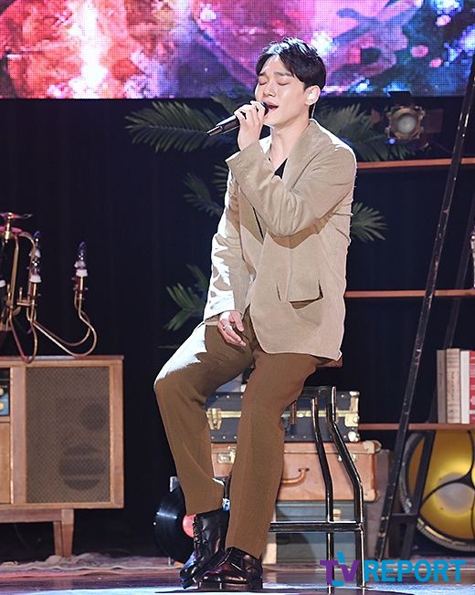 I have no expectation of the top spot, I just want to give back the love I have received.Group EXO member Chen will release his second Solo album, Dear My Dear, on October 1, the second album after last April.Chen, who had a ballad game with his first title song, We break up after April, again challenged Ballader again.On the day of the albums release, Chen held his second mini-album Dear My Dear at Yes24 Live Hall in Gwangjin-gu, Seoul.With the album, which was full of autumn sensibility, Chen revealed confidence; Chen put his vocal advantages on analogue tendencies.# EXO Chen and other Balader ChenChen, who made his first stage of the title song What to Do with Us, first tried Retro Pop.Chen, who kept his emotions calm and calm, expressed the atmosphere that deepened as the song developed.On stage, Chen clearly distinguished Chen from Solo singer Chen from EXO members.Chen said, The EXO album shows a lot of glamor.I wanted to show honesty with the Solo album.  If I sang comfort with my first album, I wanted to include everything in love this time.So I hope everyone will love and be happy with this album. Chen responded freshly to the retro genre that he first digested after debut, which was unexpected, but he was satisfied with the results completed through his voice and emotions.Chen said, I never thought I was going to sing Retro Pop. I dont follow it because its a genre that people like.I had been thinking about it, but I had opened up the possibilities I could do. I asked, thought.I didnt have much greed, he explained.# Thank You From. ChenIn particular, Chen often wrote the phrase Thank You. He recalled how hot his performance on his first Solo album was.Chen said, I first played the ballad genre as my first Solo album in April, and I was loved more than I expected.Fortunately, every word of the members helped me a lot, and the members liked all the new songs, he said, smiling.The title of the new album was To You, Love and was directly attached by Chen, who expressed the lyrical mood in a letter format.It was a short six months between the second albums, but I wanted to convey the heart of Thank You, which gives me love back, like a letter, rather than what I would like to convey.I put on my I Love You. The last album was all parting songs, but this time I love them. I didnt have enough time, but I think Ive got good results.Chen, who had a good record for his first Solo title song, said, I did not expect to be the first place at the time. I do not expect much again.But I made him put down more as time went by, and I thought that if I conveyed my honest heart rather than the burden came bigger, I would not regret it. Chen had a clearer conviction than his goal for his grades.Chen, who is living as a person who is attracting attention after debut, said, I think it is right to do it when I can, rather than waiting for the time.I want to be a person who can have a good influence on many people as an Idol singer. 