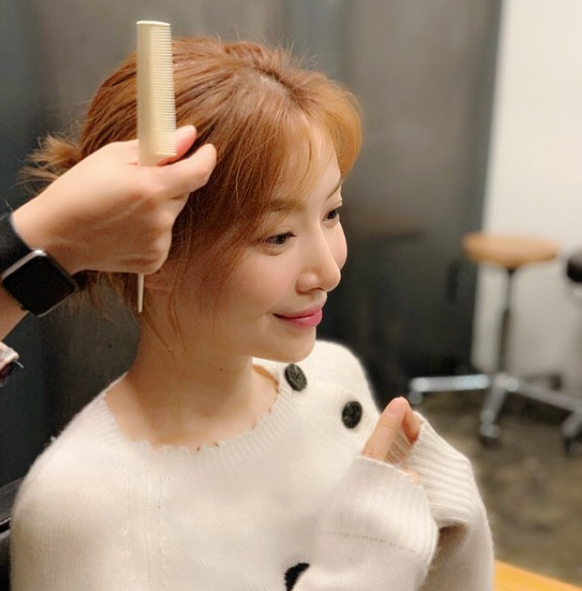 Actor Yoon Se-ah flaunted elegant visualsYoon Se-ah posted a photo on her Instagram account on Sunday.In the open photo, Yoon Se-ah is in the process of getting his hair done. Yoon Se-ah boasts beautiful visuals with his side, attracting Eye-catching.On the other hand, Yoon Se-ah is appearing in TVN drama I Melt Me.Photo: Yoon Se-ah Instagram