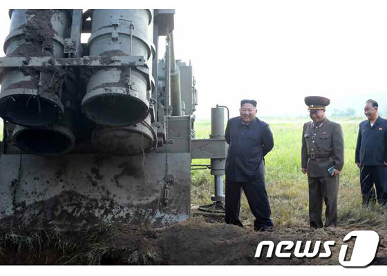 11일 노동당 기관지 노동신문은 전날 김정은 국무위원장의 현지지도 아래 초대형 방사포 시험사격이 진행됐다고 전했다. (노동신문) © 뉴스1