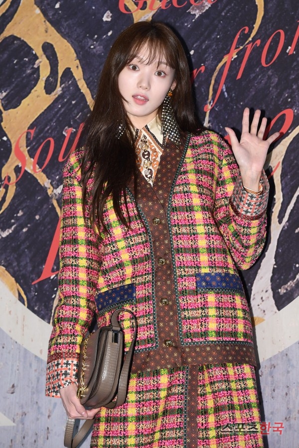 Lee Sung-kyung poses at a photo call commemorating the preview party of the Italian luxury brand Gucci 2020 cruise collection held at Cafe in Seoul Jongno District on the afternoon of the afternoon.The event was attended by Ji Ji-hoon, Lee Dong-wook, Kim Young-kwang, Ong Sung-woo, Park Min-young, Lee Sung-kyung and Red Velvet Slaughter.