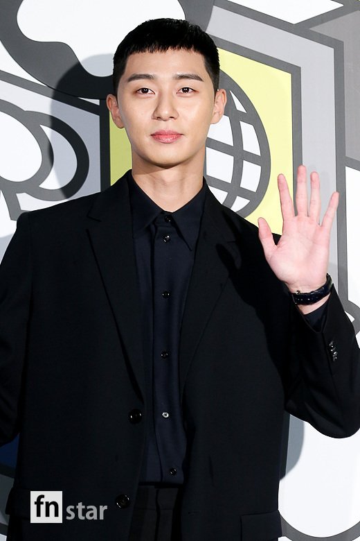 Actor Park Seo-joon attends the opening party of the luxury brand pop-up store held at a restaurant in Seoul Yongsan District on the afternoon of the afternoon and has photo time.