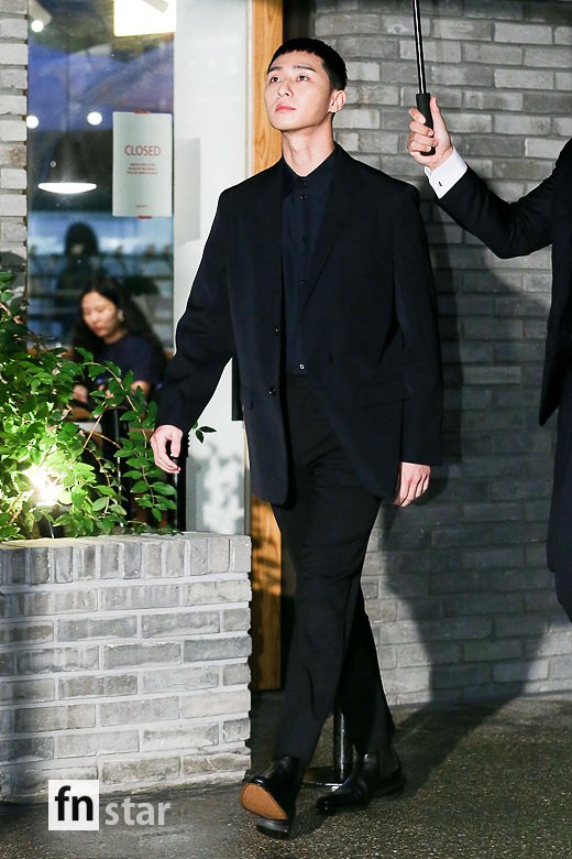 Actor Park Seo-joon attends the opening party of the luxury brand pop-up store held at a restaurant in Seoul Yongsan District on the afternoon of the afternoon and has photo time.