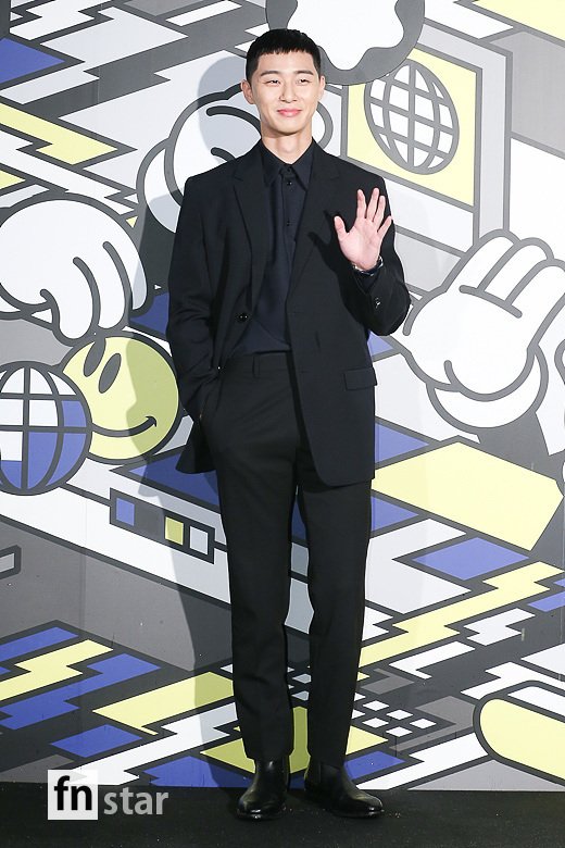 Actor Park Seo-joon attends the opening party of the luxury brand pop-up store held at a restaurant in Seoul Yongsan District on the afternoon of the afternoon and has photo time.