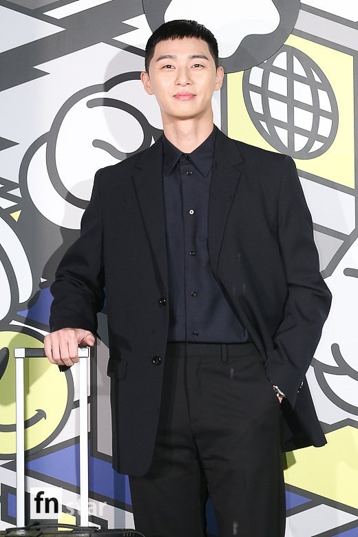 Actor Park Seo-joon attends the opening party of the luxury brand pop-up store held at a restaurant in Seoul Yongsan District on the afternoon of the afternoon and has photo time.