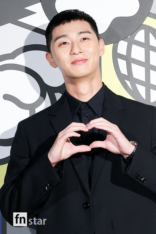 Actor Park Seo-joon attends the opening party of the luxury brand pop-up store held at a restaurant in Seoul Yongsan District on the afternoon of the afternoon and has photo time.