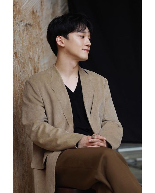 Group EXO member Chen Solo song What should we do Music Video behind-the-scenes photos were released.EXOs official Instagram posted several photos on October 2, along with Chen What We Should Do (Shall we?) and MV Behind Photos.The photo shows Chen, who added dandy charm to her brown costume, and Chens sculpture-like features make her warmer visuals stand out.Chens faint eyes catch his eye.The fans who responded to the photos responded that Chen is love, Thank you for listening to a good song and It is so beautiful.delay stock