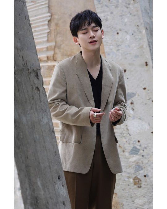 Group EXO member Chen Solo song What should we do Music Video behind-the-scenes photos were released.EXOs official Instagram posted several photos on October 2, along with Chen What We Should Do (Shall we?) and MV Behind Photos.The photo shows Chen, who added dandy charm to her brown costume, and Chens sculpture-like features make her warmer visuals stand out.Chens faint eyes catch his eye.The fans who responded to the photos responded that Chen is love, Thank you for listening to a good song and It is so beautiful.delay stock