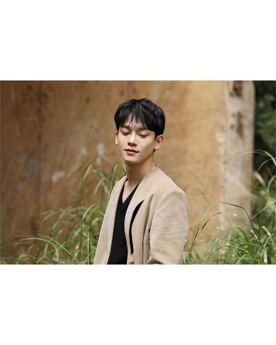 Group EXO member Chen Solo song What should we do Music Video behind-the-scenes photos were released.EXOs official Instagram posted several photos on October 2, along with Chen What We Should Do (Shall we?) and MV Behind Photos.The photo shows Chen, who added dandy charm to her brown costume, and Chens sculpture-like features make her warmer visuals stand out.Chens faint eyes catch his eye.The fans who responded to the photos responded that Chen is love, Thank you for listening to a good song and It is so beautiful.delay stock