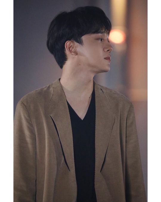 Group EXO member Chen Solo song What should we do Music Video behind-the-scenes photos were released.EXOs official Instagram posted several photos on October 2, along with Chen What We Should Do (Shall we?) and MV Behind Photos.The photo shows Chen, who added dandy charm to her brown costume, and Chens sculpture-like features make her warmer visuals stand out.Chens faint eyes catch his eye.The fans who responded to the photos responded that Chen is love, Thank you for listening to a good song and It is so beautiful.delay stock