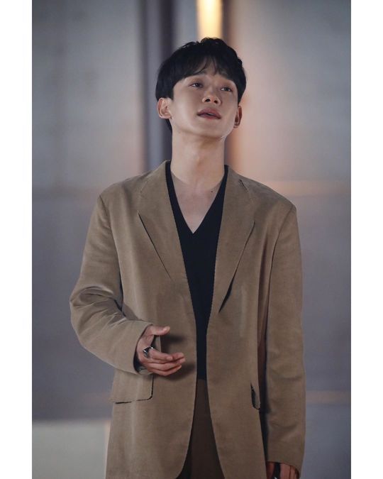 Group EXO member Chen Solo song What should we do Music Video behind-the-scenes photos were released.EXOs official Instagram posted several photos on October 2, along with Chen What We Should Do (Shall we?) and MV Behind Photos.The photo shows Chen, who added dandy charm to her brown costume, and Chens sculpture-like features make her warmer visuals stand out.Chens faint eyes catch his eye.The fans who responded to the photos responded that Chen is love, Thank you for listening to a good song and It is so beautiful.delay stock