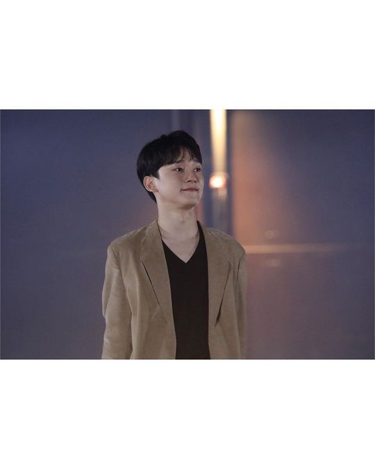 Group EXO member Chen Solo song What should we do Music Video behind-the-scenes photos were released.EXOs official Instagram posted several photos on October 2, along with Chen What We Should Do (Shall we?) and MV Behind Photos.The photo shows Chen, who added dandy charm to her brown costume, and Chens sculpture-like features make her warmer visuals stand out.Chens faint eyes catch his eye.The fans who responded to the photos responded that Chen is love, Thank you for listening to a good song and It is so beautiful.delay stock
