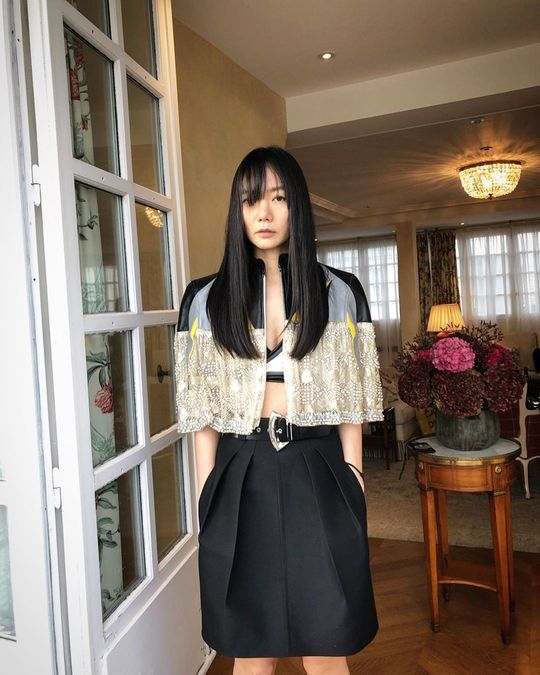 Actor Bae Doona showcased her unconventional crop top fashion.Bae Doona posted a picture on his Instagram on October 2 preparing to attend a fashion brand event in France Paris.The picture shows Bae Doona, which combines crop tops and short jackets with chic charm. Bae Doona emits intense eyes toward the camera.Bae Doonas skinny body catches the eye without a touch.The fans who encountered the photos responded such as I love you, You are always beautiful and It is attractive.delay stock