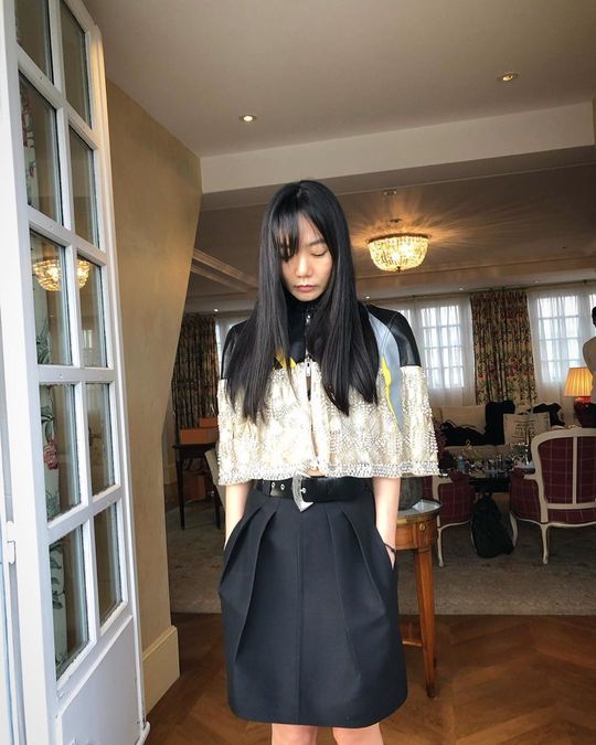 Actor Bae Doona showcased her unconventional crop top fashion.Bae Doona posted a picture on his Instagram on October 2 preparing to attend a fashion brand event in France Paris.The picture shows Bae Doona, which combines crop tops and short jackets with chic charm. Bae Doona emits intense eyes toward the camera.Bae Doonas skinny body catches the eye without a touch.The fans who encountered the photos responded such as I love you, You are always beautiful and It is attractive.delay stock