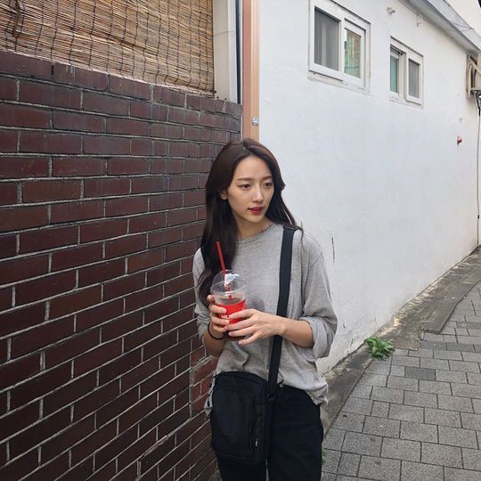 .Actor Pyo Ye-jin is enjoying the morning coffee.Pyo Ye-jin posted a picture on his personal Instagram on October 2 with a coffee-shaped emoticon; Pyo Ye-jin in the photo boasted a notable V-line.Pyo Ye-jin is a recent TVN drama Why is Kim Secretary?Choi Yu-jin