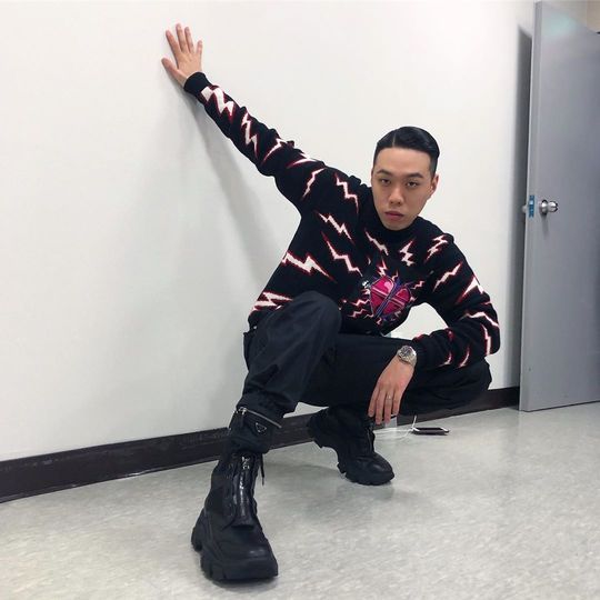 Rapper BewhY reveals aspirations for this years festival seasonBewhY posted a picture on his instagram on October 2, along with an article entitled This years festival season will be called Movie Star.The photo shows BewhY squatting with his hands on the wall, while BewhY stares at the camera with intense eyes.BewhYs chic Aura catches the eyeThe fans who responded to the photos responded such as I am grateful, I like it, I even look good in such pose.delay stock